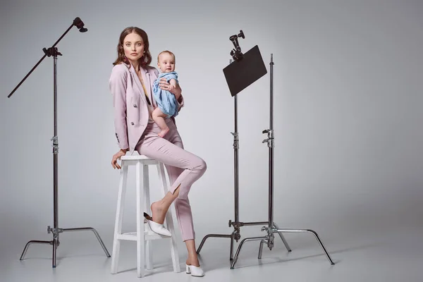 Piękne Stylowe Matka Trzyma Adorable Córeczka Patrząc Kamery Siedząc Stołku — Zdjęcie stockowe