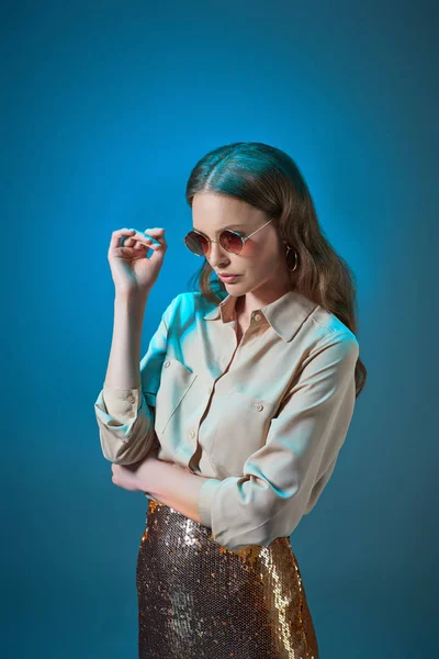 Mooie Vrouw Stijlvolle Outfit Zonnebril Poseren Geïsoleerd Blauw — Stockfoto