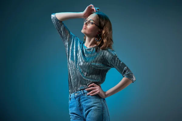 Mooie Vrouw Stijlvolle Outfit Brillen Poseren Met Hand Taille Zoek — Stockfoto