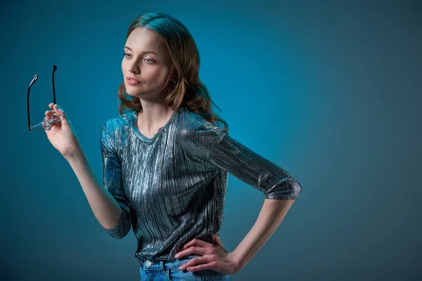 Bela Mulher Sorridente Segurando Óculos Posando Com Mão Cintura Isolada — Fotografia de Stock