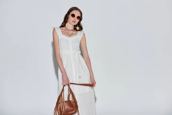 Hermosa Mujer Elegante Vestido Blanco Gafas Sol Sosteniendo Bolso Mirando —  Fotos de Stock