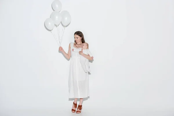 Volle Länge Der Jungen Mutter Stilvollem Weißen Kleid Trägt Entzückende — Stockfoto