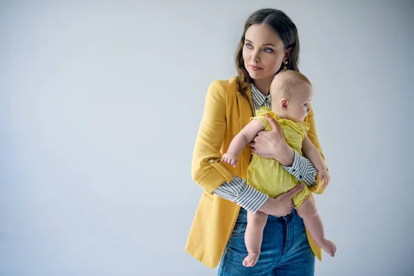 Junge Mutter Stylischem Outfit Trägt Entzückende Kleine Tochter Isoliert Auf — Stockfoto
