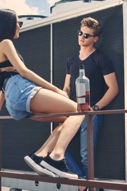 çok kültürlü çift çatıda alkol ile birlikte vakit