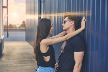 Çatıda arka ışık ile flört Interracial sıcak çift