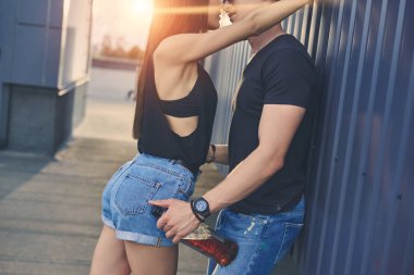 seksi çift flört ve öpmek olacak, viski şişesi tutan adam kırpılmış görünümünü