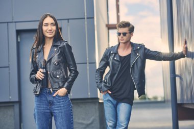 çok ırklı çiftle şişe bira duran çatı üzerinde  