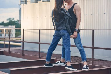 seksi çift kentsel çatıda flört görünümünü kırpılmış