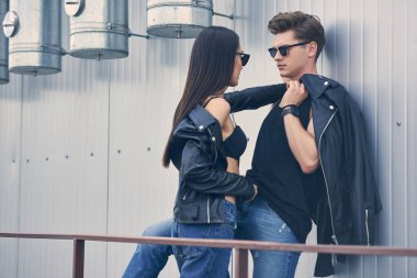 çok kültürlü seksi çift kentsel çatıda flört