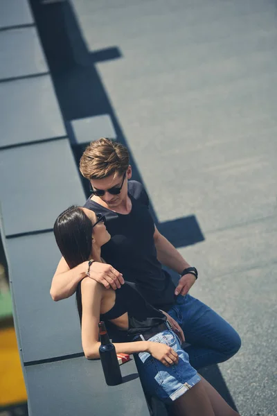 Couple Multiculturel Chaud Étreignant Sur Toit Avec Bouteille Bière Paquet — Photo