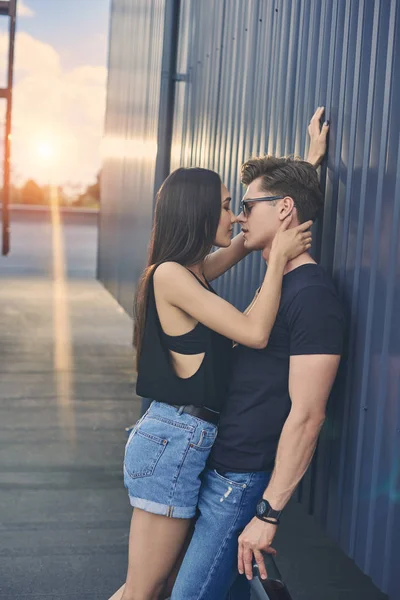 Schönes Heißes Multikulturelles Paar Flirtet Und Küsst Sich Gegenlicht — Stockfoto