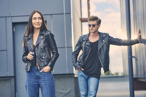 многонациональная пара с бутылкой пива на крыше
  