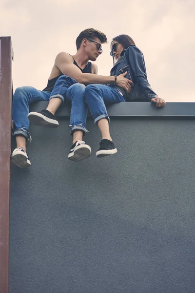 Bottom View Stylish Interracial Couple Flirting Hugging Roof — Stock Photo, Image