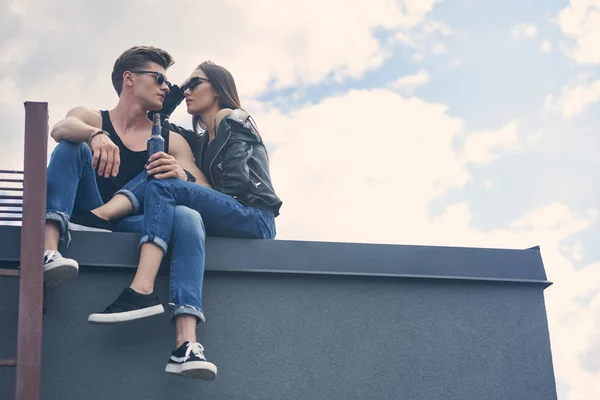 Schönes Multikulturelles Paar Mit Sonnenbrille Auf Dem Dach Sitzend Mit — kostenloses Stockfoto