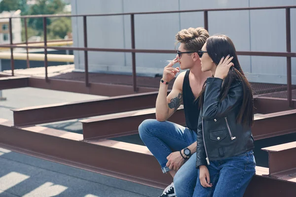Jovem Homem Bonito Fumar Cigarro Perto Sua Namorada — Fotografia de Stock