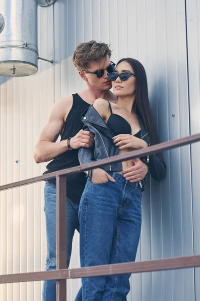 Multiethnic Stylish Hot Couple Sunglasses Hugging Urban Roof — Free Stock Photo