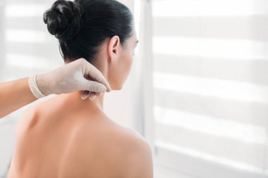 spa salonda akupunktur tedavisi sırasında çekim güzellik uzmanı koyarak iğne kadının vücudunda kırpılmış