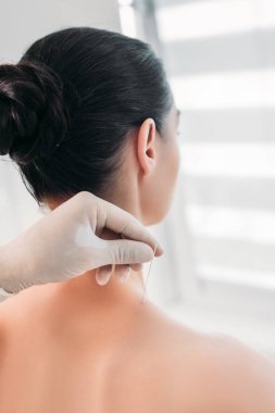 spa salonda akupunktur tedavisi sırasında çekim güzellik uzmanı koyarak iğne kadının vücudunda kırpılmış