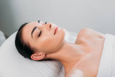 iğneler yüzündeki akupunktur tedavi spa salonu içinde sahip olan kadın
