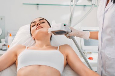 Kadın iç çamaşırı elektrik masaj spa salonda güzellik uzmanı tarafından yapılan uyarıcı yüz almak kısmi görünümünü