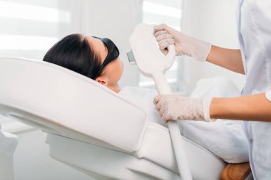 koruyucu gözlük güzellik spa salonda uzmanı tarafından yapılan lazer epilasyon alma kadında