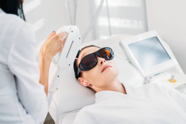 koruyucu gözlük güzellik spa salonda uzmanı tarafından yapılan lazer epilasyon alma kadında
