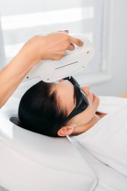 koruyucu gözlük güzellik spa salonda uzmanı tarafından yapılan lazer epilasyon alma kadında
