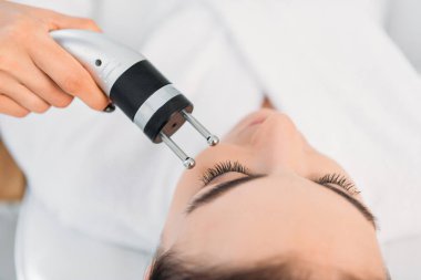 çekici kadın yüz microcurrent terapi spa salonda alma