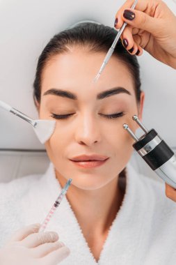 spa merkezi çeşitli yüz bakım donanımları ile kadın havai görünümü