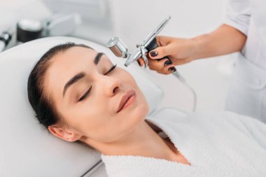 çekici kadın spa merkezinde yüz tedavi gören