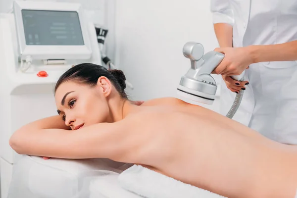 Attraktiv Kvinna Massagebänk Får Elektrisk Massage Utförs Kosmetolog Spasalong — Stockfoto