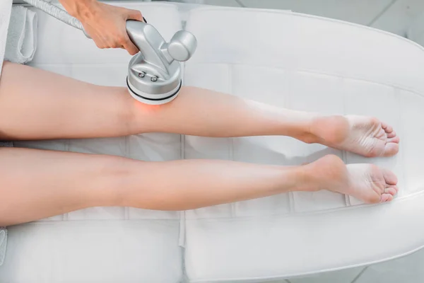Abgeschnittene Aufnahme Einer Frau Auf Massagetisch Die Von Kosmetikerin Wellness — kostenloses Stockfoto