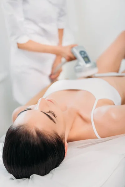 Attraktiv Kvinna Får Elektrisk Massage Kosmetolog Spasalong — Gratis stockfoto