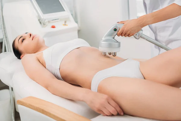 Mulher Atraente Recebendo Massagem Elétrica Estômago Feita Pelo Cosmetologista Salão — Fotografia de Stock