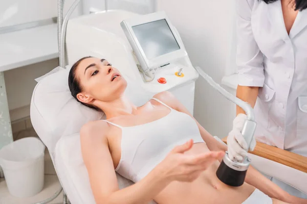 Mulher Atraente Recebendo Massagem Elétrica Feita Pelo Cosmetologista Salão Spa — Fotografia de Stock