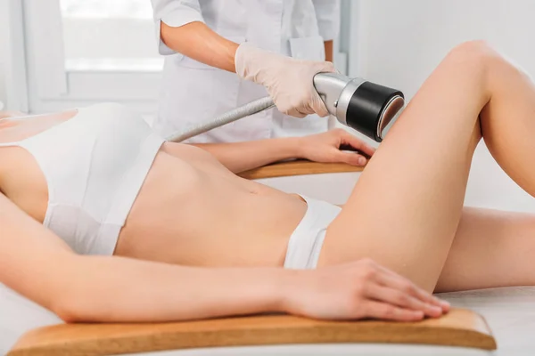 Gedeeltelijke Weergave Van Schoonheidsspecialist Maken Elektrische Massage Been Aan Vrouw — Stockfoto