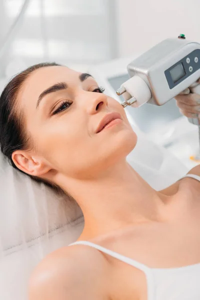 Partial View Beautiful Woman Getting Facial Stimulating Electrical Massage Made — Free Stock Photo