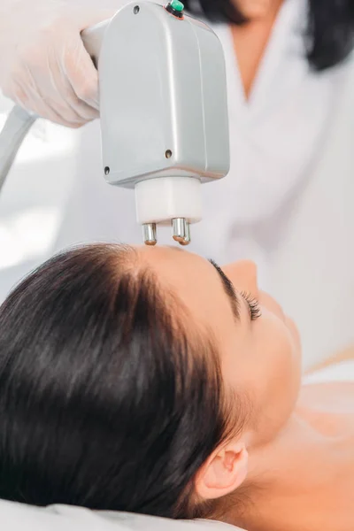 Gedeeltelijke Weergave Van Vrouw Krijgen Gezicht Stimuleren Elektrische Massage Van — Stockfoto