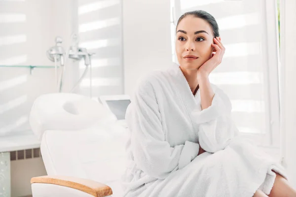 Mooie Peinzende Vrouw Witte Badjas Zittend Massagetafel Spa Salon — Stockfoto