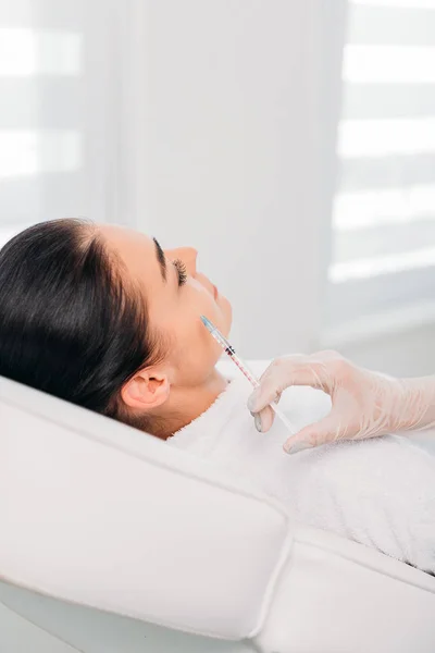 Περικοπεί Shot Από Cosmetologist Latex Γάντι Σύριγγα Κάνοντας Ένεση Ομορφιάς — Φωτογραφία Αρχείου