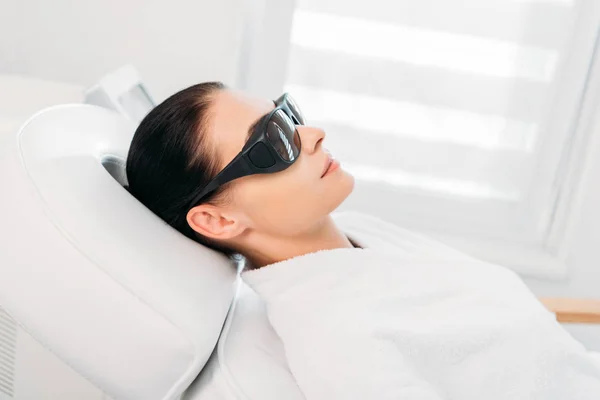 Kvinna Skyddande Glasögon Att Laser Hårborttagning Görs Kosmetolog Spasalong — Stockfoto