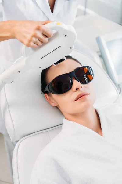 Mulher Óculos Proteção Recebendo Depilação Laser Feita Pelo Cosmetologista Salão — Fotografia de Stock