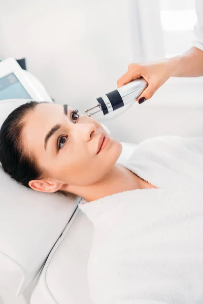 Atractiva Mujer Recibiendo Terapia Microcorriente Facial Salón Spa — Foto de stock gratis