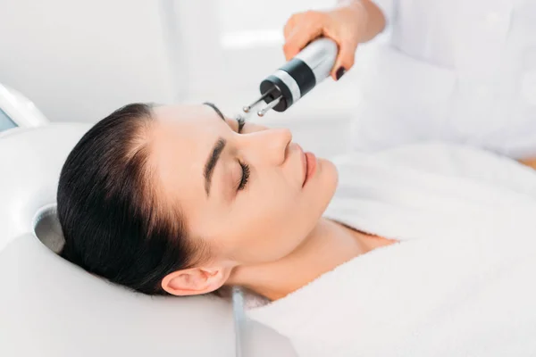 Attractive Woman Getting Facial Microcurrent Therapy Spa Salon — Stock Photo, Image