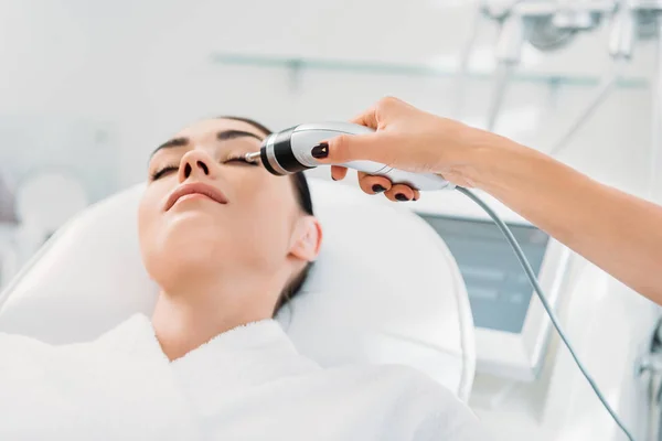 Atractiva Mujer Recibiendo Terapia Microcorriente Facial Salón Spa — Foto de Stock