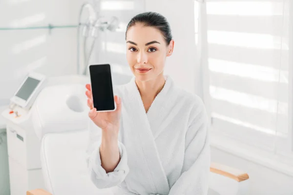Femme Peignoir Blanc Montrant Smartphone Avec Écran Blanc Dans Salon — Photo