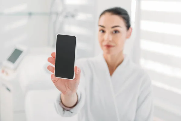 Mulher Roupão Branco Mostrando Smartphone Com Tela Branco Salão Spa — Fotografia de Stock