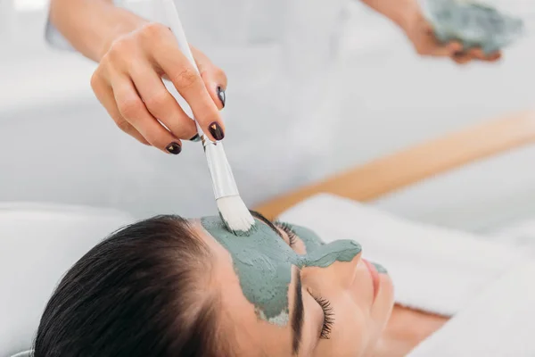 Μερική Άποψη Της Cosmetologist Εφαρμογή Μάσκα Αργίλου Πινέλο Στο Γυναικείο — Φωτογραφία Αρχείου