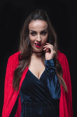 seksi vampir kadın siyah izole kırmızı pelerin