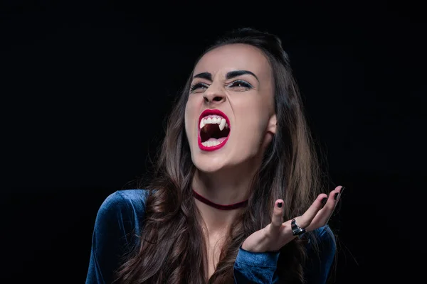Ζοφερή Γυναίκα Δείχνει Βαμπίρ Δόντια Απομονώνονται Μαύρο — Φωτογραφία Αρχείου
